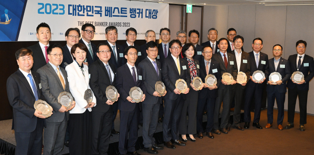 30일 서울 더플라자호텔에서 열린 ‘2023 대한민국 베스트 뱅커 대상’ 시상식에서 권대영(뒷줄 왼쪽 일곱 번째) 금융위원회 상임위원, 이준수(〃 여덟 번째) 금융감독원 부원장, 손동영(〃 다섯 번째) 서울경제신문 대표이사 사장과 베스트 뱅커로 선정된 이재근(앞줄 왼쪽 일곱 번째) KB국민은행장, 박현주(〃 여덟 번째) 신한은행 소비자보호그룹 부행장 등 수상자들이 기념 촬영을 하고 있다. 오승현 기자