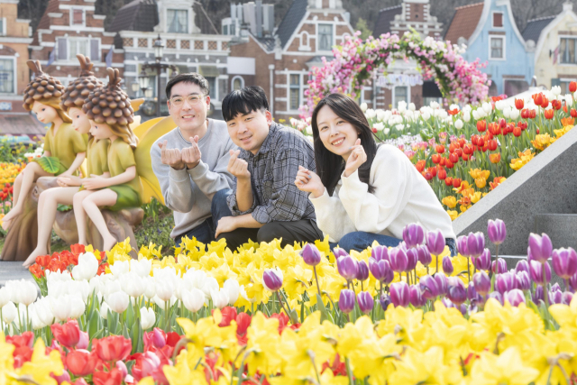 에버랜드 페어리 타운 개발자인 이윤경(오른쪽부터)·곽규빈·김동일 프로가 페어리 타운 튤립 꽃밭에서 ‘요정의 마을’ 콘셉트를 설명하고 포즈를 취하고 있다. 사진 제공=에버랜드