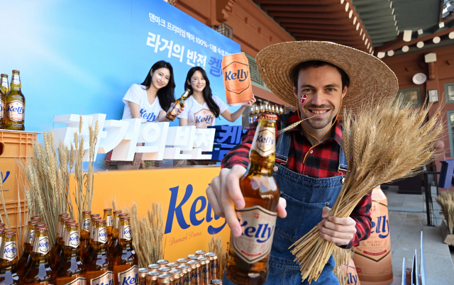 30일 오전 서울 종로구 삼청각에서 열린 하이트진로의 신제품 맥주 '켈리'(Kelly) 출시 기념행사에서 모델들이 맥주를 들고 포즈를 취하고 있다. /이호재 기자