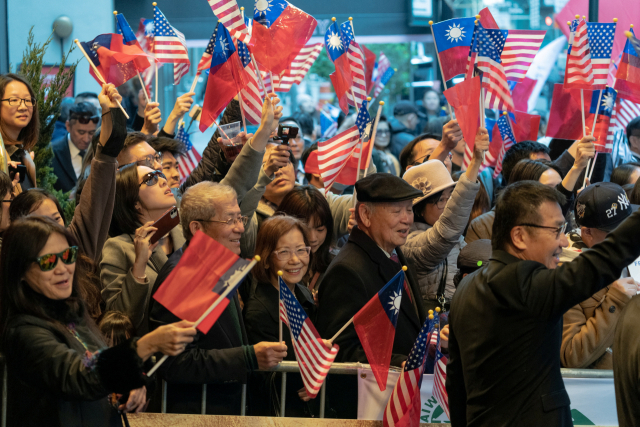 29일(현지 시간) 미국 뉴욕 맨해튼 소재 롯데뉴욕팰리스호텔 앞에서 차이잉원 대만 총통의 방문을 환영하는 지지자들이 대만과 미국 국기를 흔들고 있다. 로이터연합뉴스