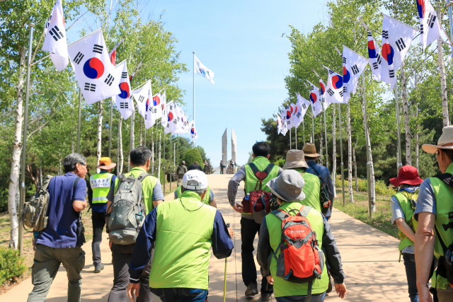 관람객들이 강원도 철원 백마고지전적지를 걷고 있다. 사진 제공=문체부