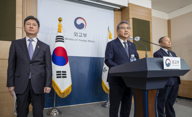 박진 외교부 장관이 이달 6일 서울 종로구 외교부 청사에서 2018년 대법원의 배상 확정판결을 받은 국내 강제징용 피해자들에게 행정안전부 산하 일제강제동원피해자지원재단(이하 재단)이 조성한 재원으로 판결금을 대신 변제하는 방안을 발표하고 있다. 연합뉴스