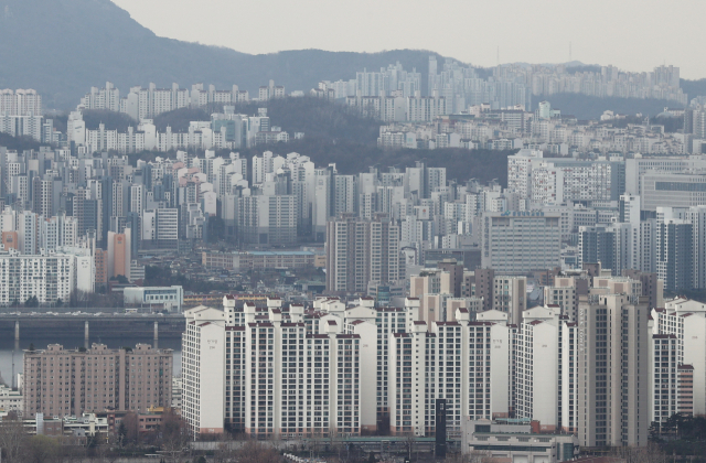서울 남산에서 바라본 아파트 단지의 모습./연합뉴스