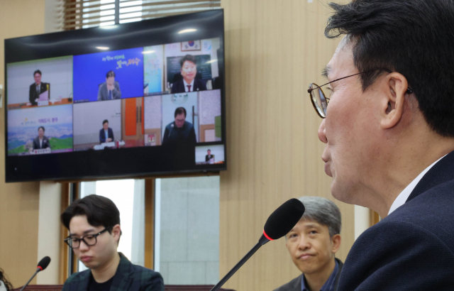 김민석 더불어민주당 정책위의장이 31일 국회와 민주당 소속 지자체장·광역기초의원 등을 연결한 '모든 대학생의 천원 아침밥'을 위한 책임자회의에서 발언하고 있다. 연합뉴스