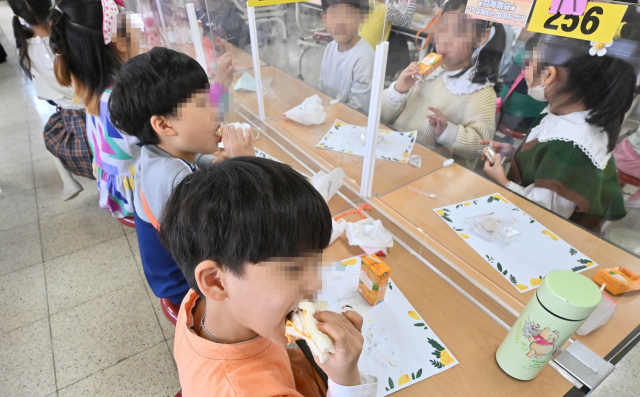 학교 비정규직 노동자들이 총파업에 돌입한 31일 서울 동작구에 위치한 영화초등학교에서 학생들이 대체급식을 먹고 있다. 사진공동취재단