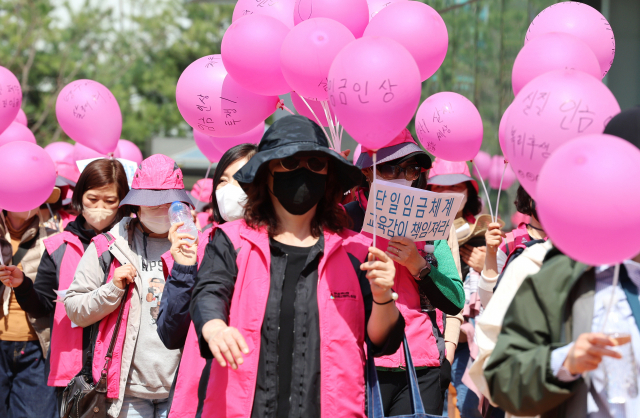 학교 비정규직 노동자들이 31일 세종시 교육청 앞에서 집회를 연 뒤 행진하고 있다. 연합뉴스