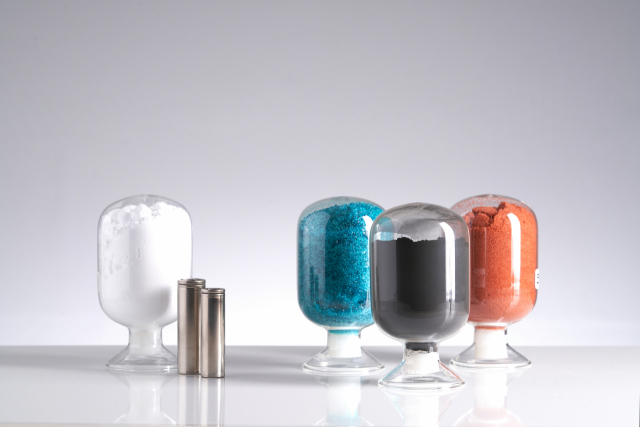 리튬(왼쪽부터), 원통형 배터리, 니켈, 양극재, 코발트. 사진제공=포스퓨처엠