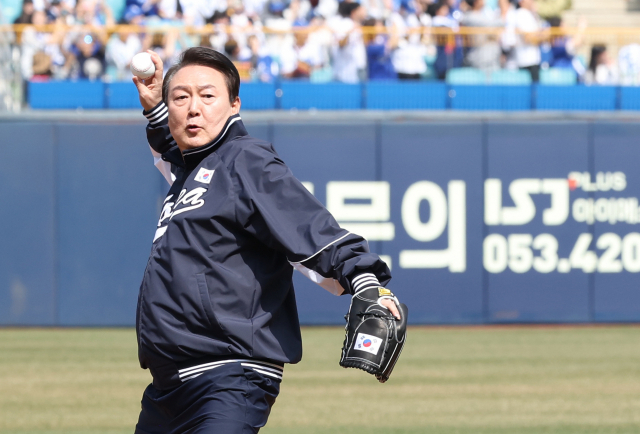 윤석열 대통령이 1일 대구 삼성라이온즈파크에서 열린 2023 프로야구 NC 다이노스와 삼성 라이온즈의 개막전에서 시구하고 있다. 연합뉴스