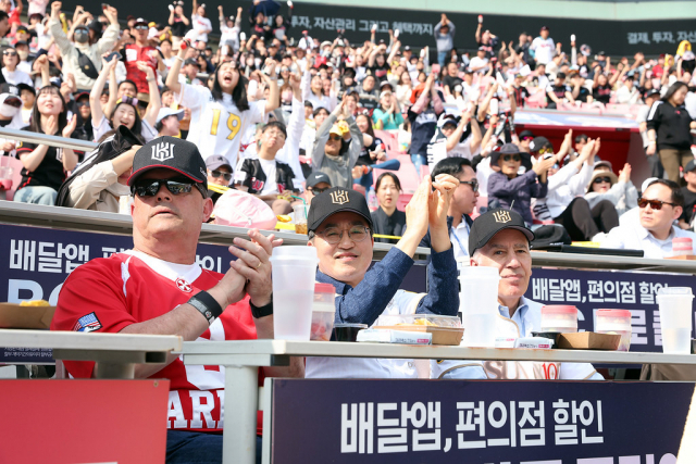 1일 오후 수원 KT 위즈파크에서 열린 2023 프로야구 개막전에서 (왼쪽부터) 윌라드 벌러슨 미8군사령관, 김동연 경기도지사, 필립 골드버그 주한미국대사가 경기를 관람하고 있다. 사진 제공=경기도