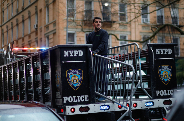1일(현지시간) 뉴욕 경찰과 직원들이 뉴욕시의 맨해튼 지방 검사 사무실 밖에 바리케이드를 설치하고 있다./AFP연합뉴스