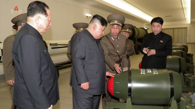 김정은 북한 국무위원장이 핵무기병기화사업을 지도하고 핵반격작전계획과 명령서를 검토했다고 조선중앙TV가 3월 28일 보도했다. 연합뉴스