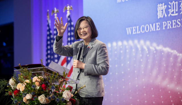 차이잉원 대만 총통이 지난달 30일(현지 시간) 미국 뉴욕에서 열린 대만 공동체 모임에서 참가자들에게 손을 흔들고 있다. 로이터연합뉴스