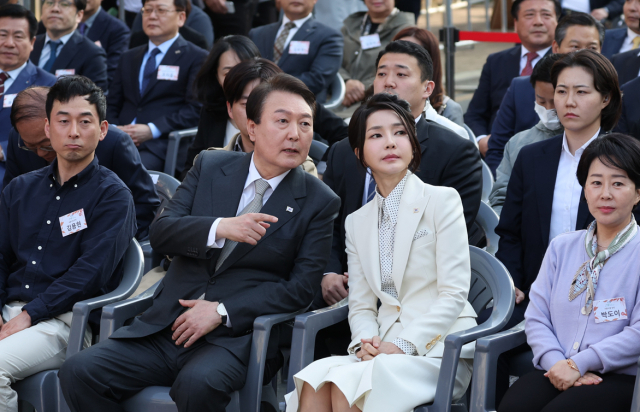 윤석열 대통령과 김건희 여사가 1일 대구 서문시장에서 열린 '서문시장 100주년 기념식'에서 대화하고 있다. 연합뉴스