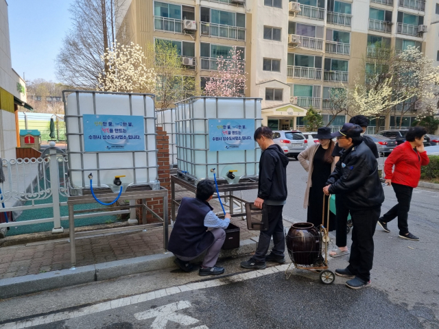 비상급수 중인 수원시. 사진 제공=수원시