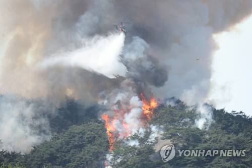 서울 인왕산 능선에서 발생한 화재로 검은 연기가 치솟고 있다. 연합뉴스