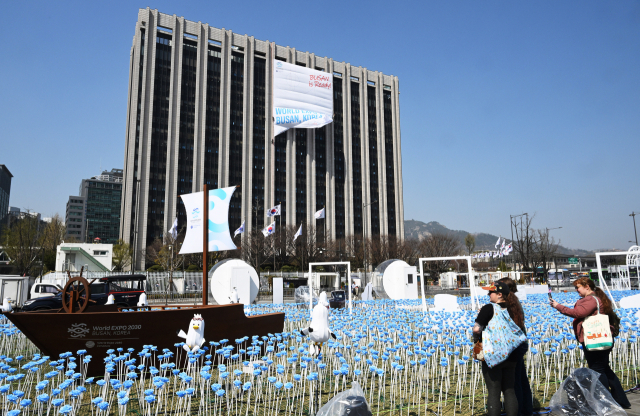 국제박람회기구(BIE) 실사단 방한을 사흘 앞둔 30일 서울 광화문광장에 엑스포 유치 열망을 국내외에 알리기 위한 행사인 '광화에서 빛;이나이다'의 빛 조형물이 설치되고, 정부서울청사 외벽에 현수막이 내걸리고 있다. 오승현 기자