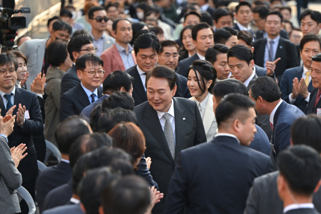 윤석열 대통령과 김건희 여사가 1일 대구 서문시장에서 열린 '서문시장 100주년 기념식'에 입장하며 대구시민들과 인사하고 있다. 연합뉴스