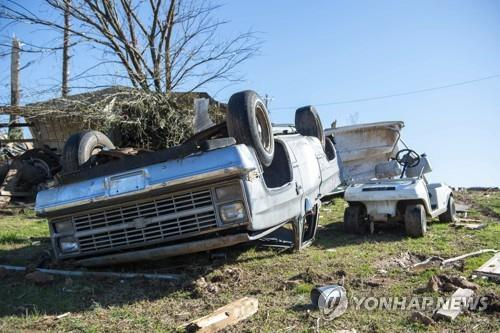 지난달 31일 미국 테니시주 애덤스빌을 덮친 토네이도에 전복된 픽업 트럭. AP=연합뉴스