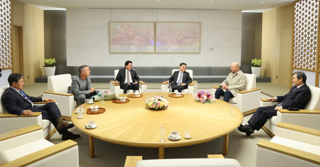 2일 오후 인천국제공항에 입국한 세계박람회기구(BIE) 실사단이 박형준 부산시장과 윤상직 부산엑스포 유치위원회 사무총장 등과 함께 대화를 나누고 있다. 실사단은 7일까지 서울과 부산에서 방한 일정을 수행한다./연합뉴스