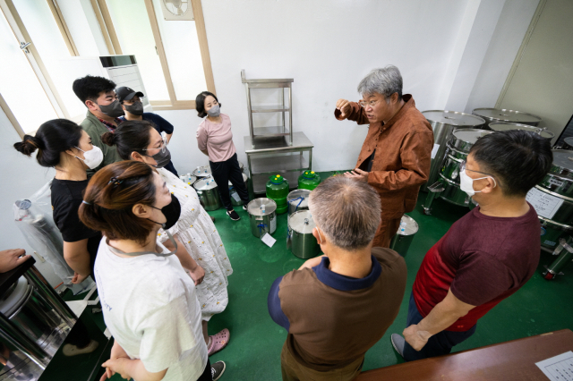 임업-산림복지 복합경영 지원사업 참여 임업인이 임산물 사업화 성공사례를 설명하고 있다. 사진제공=한국산림복지진흥원