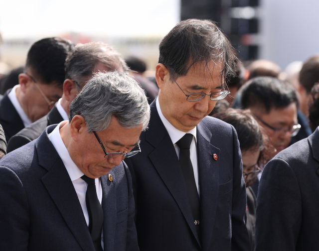 한덕수 국무총리가 3일 제주시 4·3 평화공원에서 열린 4·3 희생자 추념식에서 묵념을 하고 있다. / 연합뉴스