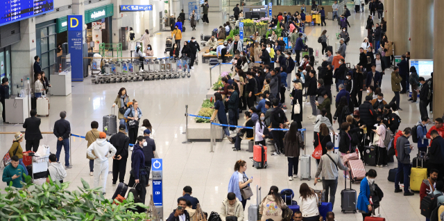 인천국제공항 제1여객터미널 입국장이 붐비는 모습. 연합뉴스