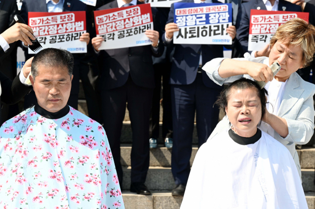 3일 서울 여의도 국회 본청 계단 앞에서 열린 쌀값정상화법 공포 촉구 결의 대회에서 더불어민주당 농림축산식품해양수산위원회 소속 신정훈, 이원택 의원과 백혜숙 당 농어민위원회 부위원장 등 총 6명이 쌀값 정상화를 요구하며 삭발을 하고 있다. 권욱 기자 2023.04.03