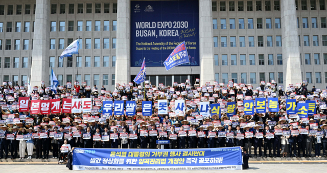 3일 서울 여의도 국회 본청 계단 앞에서 열린 쌀값정상화법 공포 촉구 결의 대회에서 박홍근 원내대표를 포함한 더불어민주당 전국 농어민 위원회, 국회 농림축산식품해양수산위원회, 전국 1만 농민-농업인 단체 관계자들이 윤석열 대통령 거부권 행사와 관련해 규탄 발언을 하고 있다. 권욱 기자 2023.04.03