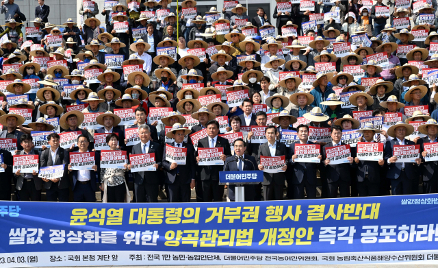 3일 서울 여의도 국회 본청 계단 앞에서 열린 쌀값정상화법 공포 촉구 결의 대회에서 박홍근 원내대표를 포함한 더불어민주당 전국 농어민 위원회, 국회 농림축산식품해양수산위원회, 전국 1만 농민-농업인 단체 관계자들이 윤석열 대통령 거부권 행사와 관련해 규탄 발언을 하고 있다. 권욱 기자 2023.04.03