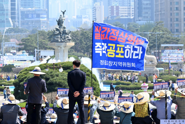 3일 서울 여의도 국회 본청 계단 앞에서 열린 쌀값정상화법 공포 촉구 결의 대회에서 박홍근 원내대표를 포함한 더불어민주당 전국 농어민 위원회, 국회 농림축산식품해양수산위원회, 전국 1만 농민-농업인 단체 관계자들이 윤석열 대통령 거부권 행사와 관련해 규탄 발언을 하고 있다. 권욱 기자 2023.04.03