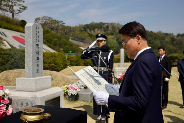 최정우 포스코그룹 회장이 3일 국립서울현충원에서 박태준 초대회장 묘소에 참배하고 있다. 사진 제공=포스코그룹