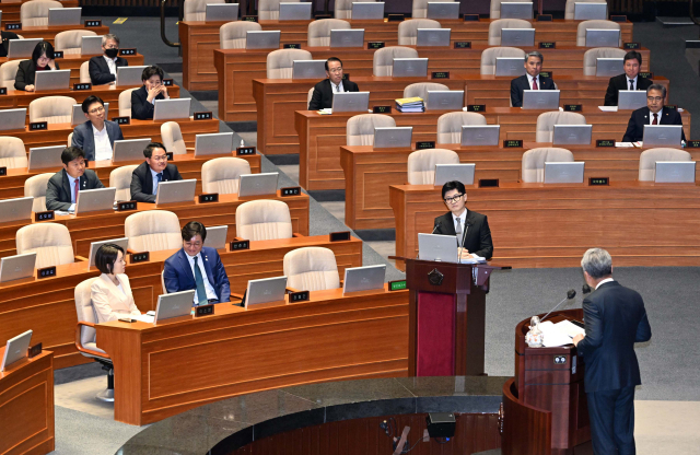 한동훈 법무부 장관이 3일 서울 여의도 국회에서 열린 본회의 정치·외교·통일·안보에 관한 대정부 질문에서 김회재 더불어민주당 의원의 질의에 답변하고 있다. 권욱 기자