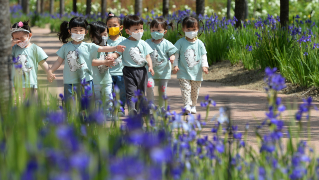 한 어린이집 아이들이 공원길을 걷고 있다. 연합뉴스