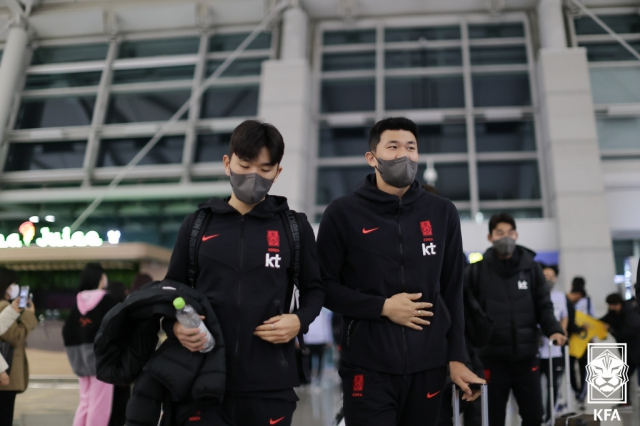 황인범과 김민재. 사진 제공=대한축구협회