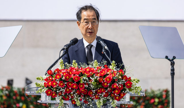 한덕수 국무총리가 3일 오전 제주시 명림로 4·3 평화공원에서 열린 4·3 희생자 추념식에서 윤석열 대통령의 추념사를 대독하고 있다. 연합뉴스