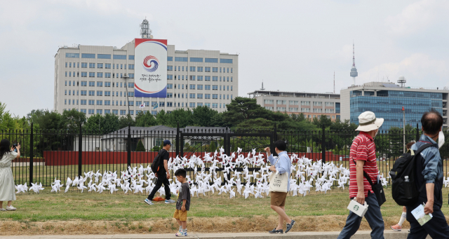 지난해 6월 12일 서울 용산공원 시범개방 행사를 찾은 시민들이 바람정원 앞을 오가고 있다. / 연합뉴스
