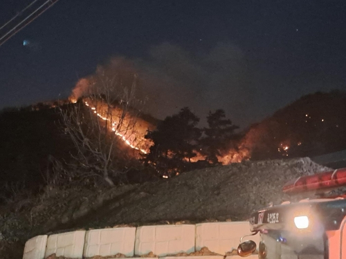 충북 옥천군에서 발생한 산불이 31시간 만에 진화됐다. 산림당국에 따르면 지난 2일 오전 11시 3분께 발생한 옥천군 군북면의 산불을 이날 오후 6시께 진화했다. 옥천소방서 제공, 연합뉴스