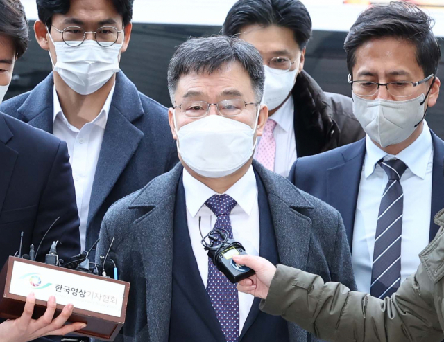 대장동 로비스트로 지목된 화천대유자산관리 대주주 김만배 씨가 지난 2월 17일 서울 서초구 서울중앙지방법원에서 열리는 구속 전 피의자 심문(영장심사)에 출석하기 위해 법정으로 향하고 있다. 연합뉴스