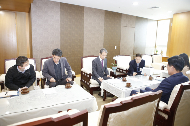 이인호(가운데) 부산조달청장이 4일 울산시 울주군을 찾아 지역경제 활성화 방안에 대해 논의하고 있다./사진제공=부산지방조달청