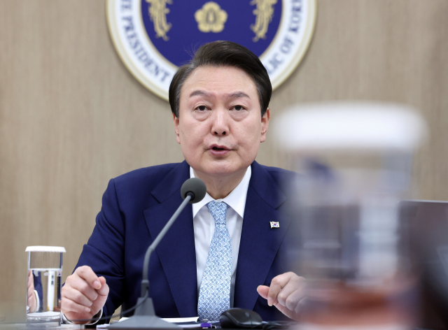 윤석열 대통령이 4일 서울 용산 대통령실 청사에서 국무회의를 주재하고 있다./연합뉴스