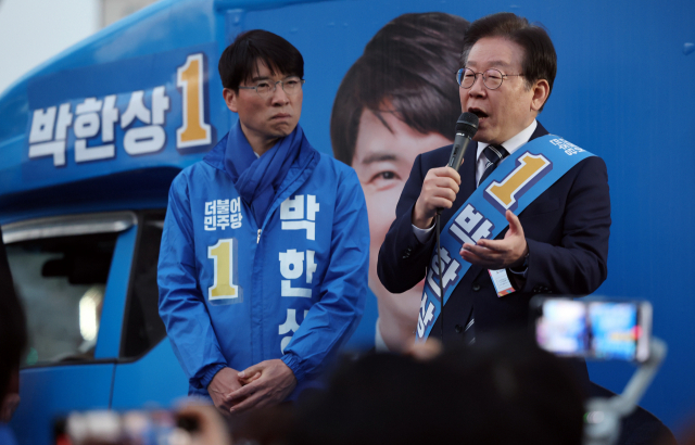 이재명 더불어민주당 대표가 지난달 29일 오후 충북 청주시 금천동에서 청주시의원 보궐선거(나선거구)에 출마한 박한상 후보 지원 유세를 하고 있다. 청주=연합뉴스
