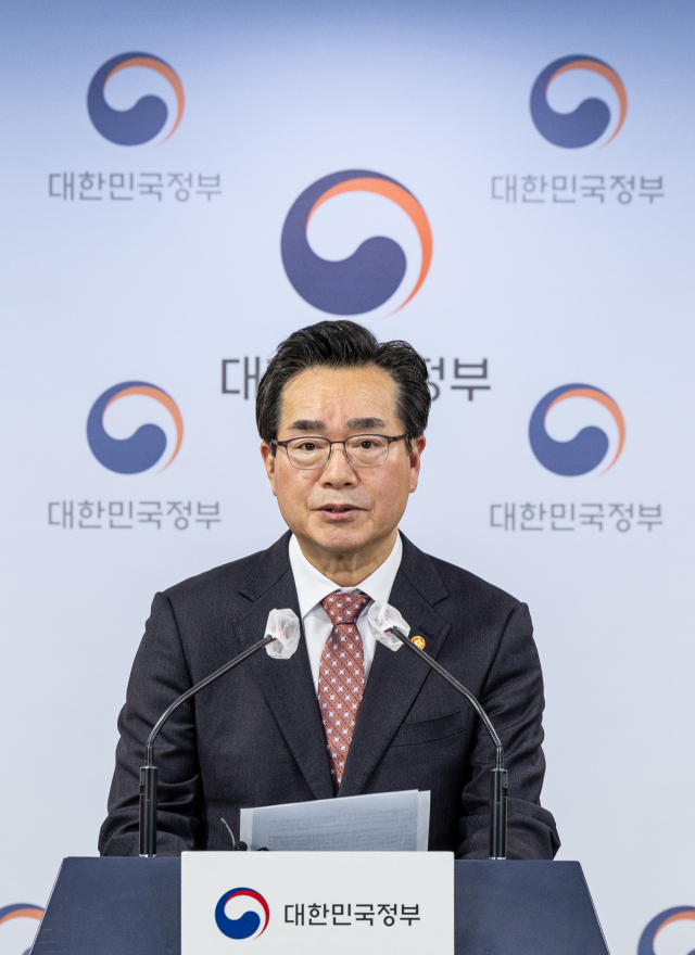 정황근 농림축산식품부 장관이 4일 오후 정부서울청사에서 윤석열 대통령이 초과생산된 쌀을 정부가 의무 매입하도록 하는 양곡관리법 개정안에 대해 법률안 거부권(재의요구권)을 행사한 것과 관련한 기자회견에서 향후 대책에 대해 밝히고 있다. 연합뉴스