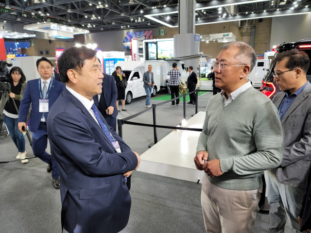 4일 오전 경기 고양시 킨텍스에서 개최 중인 '2023 서울모빌리티쇼' 현장을 찾은 정의선(앞줄 오른쪽) 현대차그룹 회장이 장기봉(〃 왼쪽) 마스타자동차 회장과 대화하고 있다. 사진 제공=마스타자동차