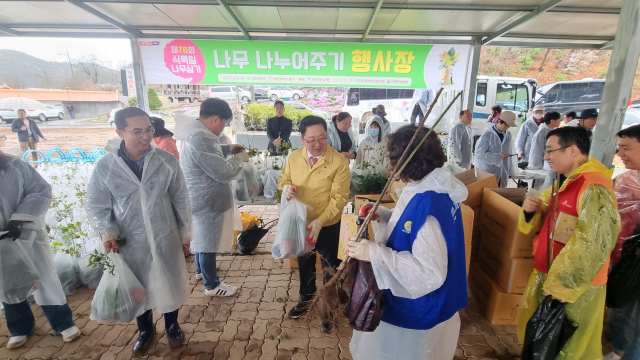 이장우(오른쪽에서 세번째) 대전시장이 나무나누어주기 및 나무심기 행사에 참여하고 있다. 사진제공=대전시