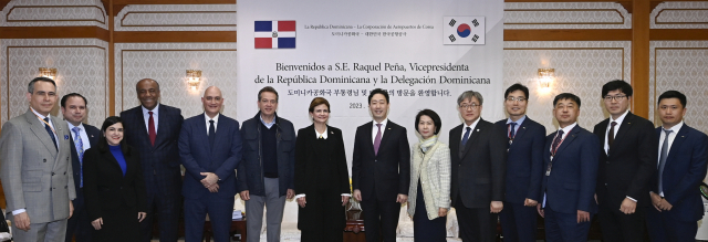 윤형중 한국공항공사 사장(왼쪽 여덟 번째)이 5일 서울 강서구 김포국제공항 국제선 터미널에서 라켈 페냐 도미니카공화국 부통령(왼쪽 일곱 번째) 등 도미니카공화국 정부방문단과 기념촬영을 하고 있다. 한국공항공사 제공.