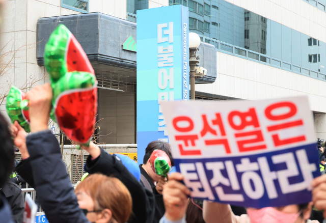 3월 3일 오후 서울 여의도 더불어민주당 당사 앞에서 더불어수박깨기운동본부 관계자들이 비명계 의원들을 규탄하는 집회를 열고 있다. ‘수박’은 이 대표를 지지하지 않는, 겉과 속이 다른 배신자라는 뜻으로 이 대표 측 지지자가 지난 대선 당시 경선 상대였던 이낙연 전 대표의 측근 등을 비난할 때 쓰는 표현이다. 연합뉴스