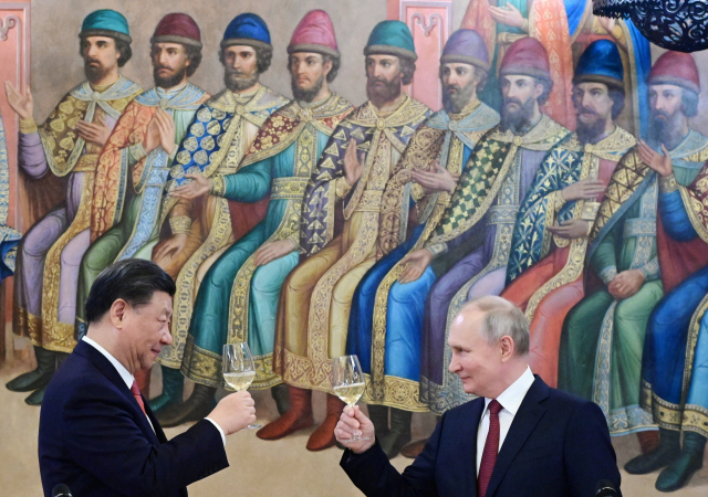 러시아를 방문한 시진핑 중국 국가주석과 블라디미르 푸틴 러시아 대통령이 지난달 21일 모스크바 크렘린궁에서 건배하고 있다. 로이터연합뉴스