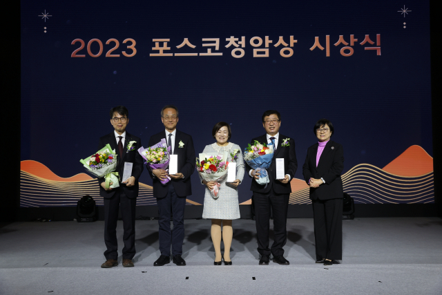 포스코청암재단이 5일 서울 포스코센터에서 ‘2023 포스코청암상’ 시상식을 개최했다. 올해 청암상 수상자인 박제근(왼쪽부터) 서울대 물리천문학부 교수, 최재천 이화여대 석좌교수, 서정화 열린여성센터 원장, 박한오 ㈜바이오니아 대표이사가 김선욱 포스코청암재단 이사장과 함께 기념 촬영을 하고 있다. 사진 제공=포스코청암재단