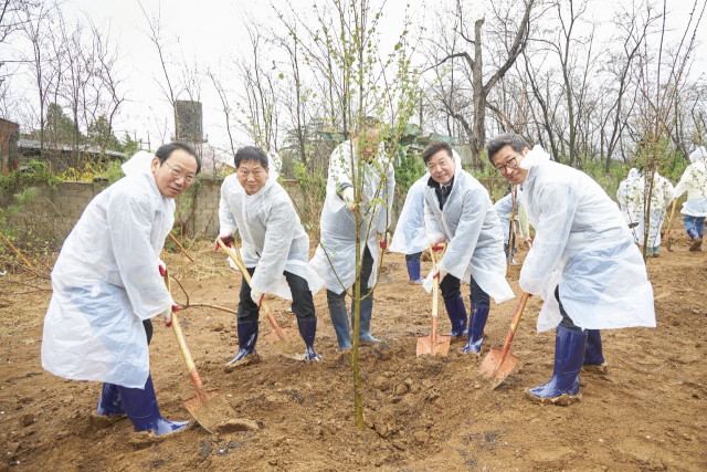 임운규(왼쪽부터) 예산군 산림조합장, 이상우 예산군의회 의장, 장순관 예산군의회 의원, 최재구 예산군수, 장두현 보령 대표가 5일 식목일을 맞아 충남 예산 창소공원에 묘목을 심고 있다.