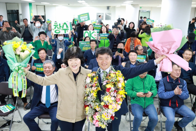 천창수 울산시교육감 후보가 6일 오전 당선이 유력해지자 선거사무실에서 고(故) 노옥희 교육감의 동생으로 처제인 노덕현씨와 함께 꽃다발을 들고 크게 기뻐하고 있다. 사진제공=천창수 후보 선거운동본부